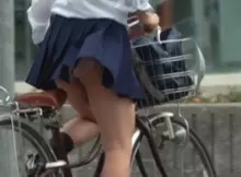 女子高生のスカートがひらひら…パンツまる見え！？自転車を立ち漕ぎしているハプニングエ□画像