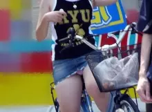 パンツ見えすぎ！！ホントに自覚ないのか…自転車に乗ってる女性たちの股間がエ□過ぎるハプニングエ□画像