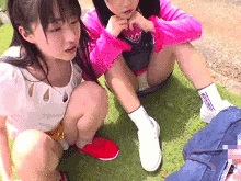 女児のパ○チラでフル○起！？オナ○ー見せつける変態男が暴走するイタズラGIF画像