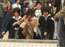 ラッキーなことに真正面から拝むことができた女の子のパ○チラ…嬉しくなるエ●チなハプニングエ□画像