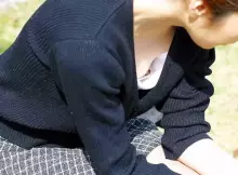 おばさんの干しぶどうみたいな乳首がまる見え!?素人熟女のリアルな胸チラエ□画像