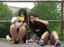 男のエ□目線に気づかずしゃがみこむ女の子たち…パンツまる見えの股間がセクシーなハプニングエ□画像