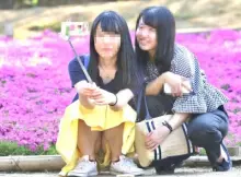 パンツが見えちゃってる女の子のもっこり股間がエ□過ぎる…素人女性がやらかしたハプニングエ□画像