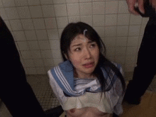 おじさんたちに襲われても逆らえない…オシに弱い女子高生がどろどろの精子まみれにされるぶっかけGIF画像